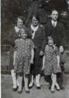 Aniella med børnene: Stazia ‎(Stanislava)‎, Jan, Valborg ‎(Vladislava)‎ og Rosa ‎(Rosalia)‎ ‎(1930)‎